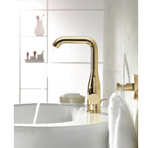 Robinet doré avec jet d''eau sur un lavabo