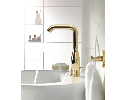 Robinet doré avec jet d''eau sur un lavabo
