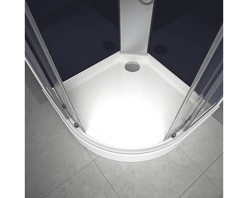 Vue détaillée d''une cabine de douche avec paroi arrière noire et receveur de douche blanc.