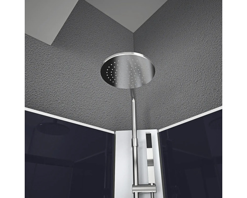 Douche avec pomme de douche et robinetterie de douche