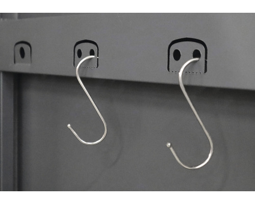 Zwei S-Haken an einer Wandhalterung