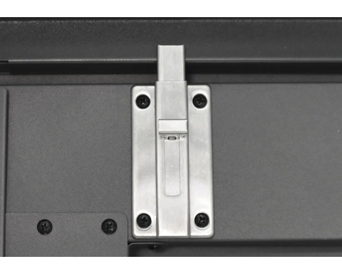 Detailansicht eines Metallriegels mit Schrauben an einem Metallobjekt