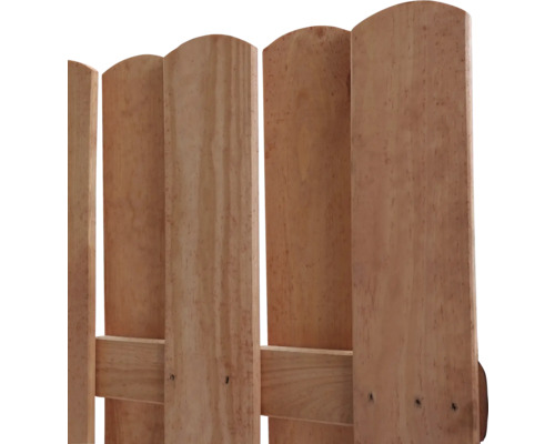 Detailansicht eines Holzzauns mit abgerundeten Pfosten