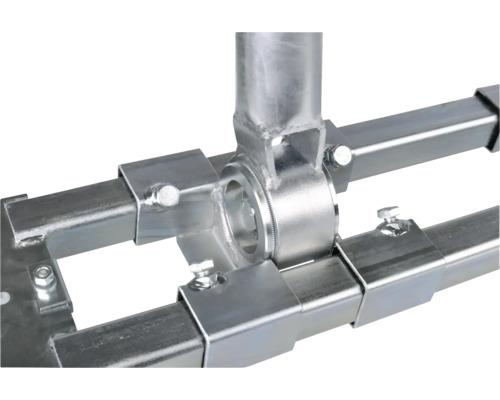 Detailansicht eines Baugerüsts aus Metall mit Schrauben