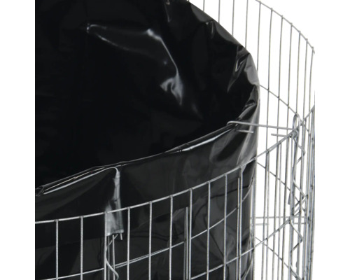 Nahaufnahme eines Drahtgitter-Hochbeets mit schwarzer Folie