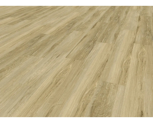 Verlegtes Laminat mit Holzoptik.