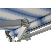 Detailansicht einer Markise mit Streifenmuster und mechanischen Bauteilen.