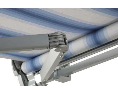 Vue détaillée d''un store banne avec un tissu rayé bleu et blanc et un cadre en aluminium