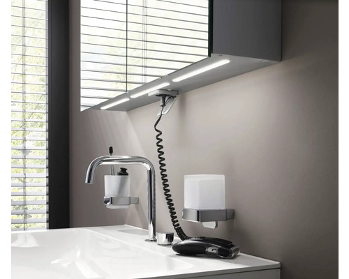 Modernes Badezimmer mit Waschbecken, Armatur, Spiegel, Beleuchtung und Accessoires
