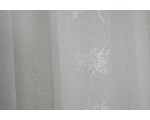 Weißer Vorhang mit Blumenmuster