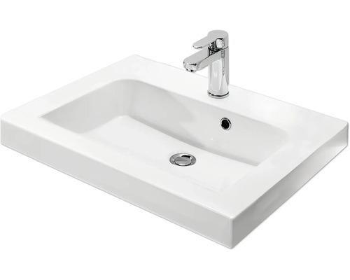 Waschbecken aus Keramik mit Armatur
