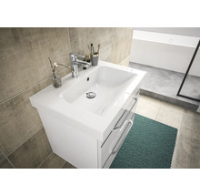 Badezimmeransicht mit Waschbeckenunterschrank, Armatur und Dekoration
