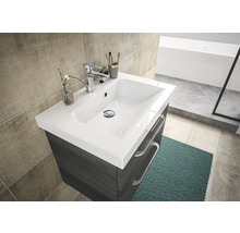 Waschtisch mit Waschbecken, Armatur und Schubladen im Badezimmer