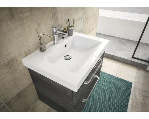 Waschtisch mit Waschbecken, Armatur und Schubladen im Badezimmer