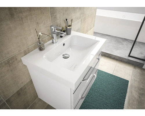 Badezimmer mit Waschbeckenunterschrank, Waschtisch und Armatur