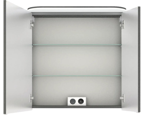 Armoire de toilette ouverte avec deux étagères en verre et prise électrique