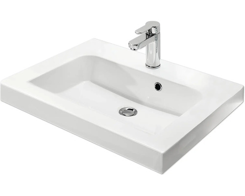 Lavabo blanc avec robinetterie pour la salle de bains