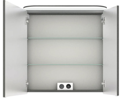 Armoire de toilette ouverte avec deux étagères en verre et prise électrique
