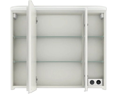 Geöffneter dreitüriger Spiegelschrank mit Glasablagen und Steckdosen