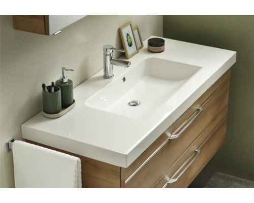 Waschtisch mit Unterschrank und Armatur im Badezimmer