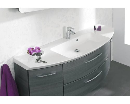 Badezimmer mit Waschbecken, Armatur und Unterschrank