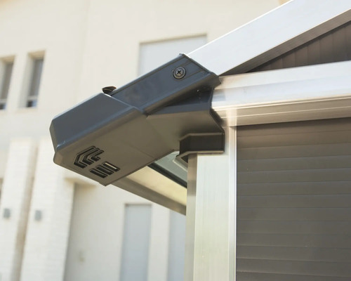 Detailaufnahme eines Gerätehauses mit Eckverbindung aus Metall und Entlüftung