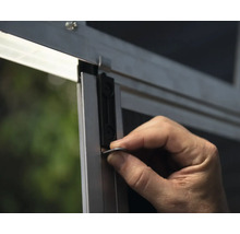 Montage d''une porte coulissante sur un cadre en aluminium