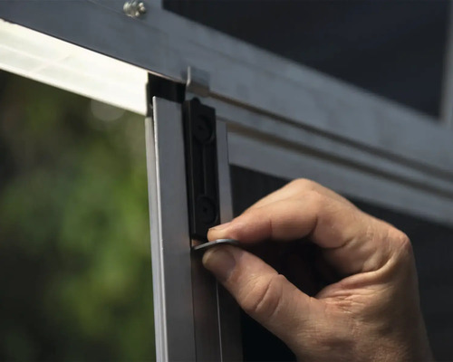 Montage einer Schiebetür an einem Aluminiumrahmen