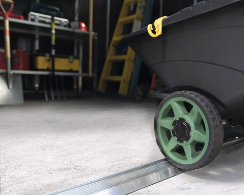 Eine Schubkarre steht in einer Garage auf einem Garagentorbodenprofil.