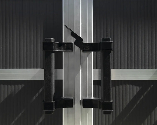 Detailansicht eines Garagentors mit Griff und Verschluss