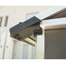 Gros plan d''un abri de jardin en aluminium avec raccord d''angle gris.