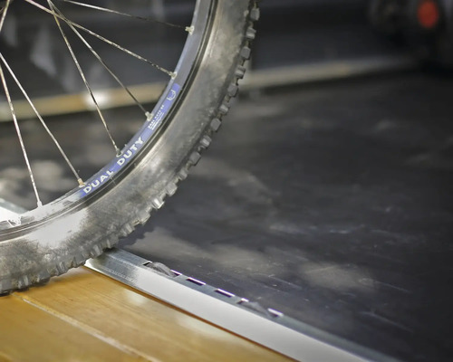 Fahrradreifen auf Boden mit Kantenschutz