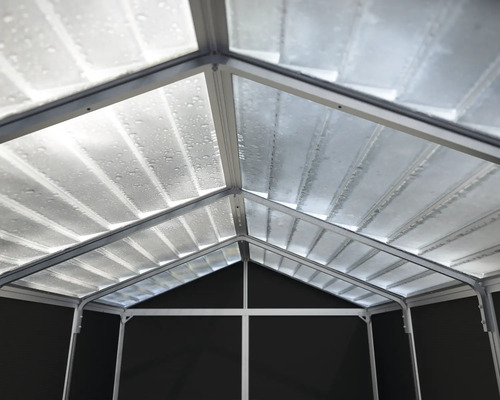 Dachkonstruktion eines Gartenhauses mit transparenten Dachelementen und Metallrahmen