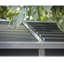 Gros plan du toit d''un abri de jardin avec des supports métalliques