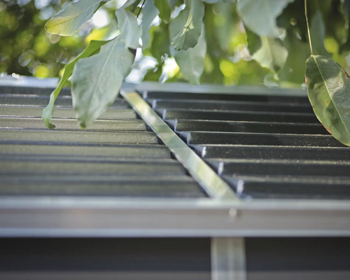 Nahaufnahme des Daches eines Gartenhauses mit Metallstreben