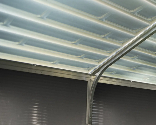 Detailansicht eines Terrassendachs mit Metallrahmen und lichtdurchlässigen Elementen