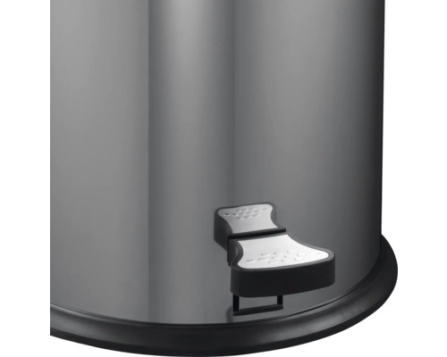 Vue détaillée d''une poubelle à pédale en acier inoxydable