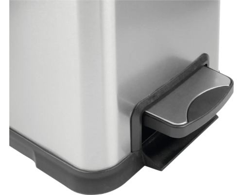 Detailansicht eines Tretabfalleimers aus Metall mit Pedal
