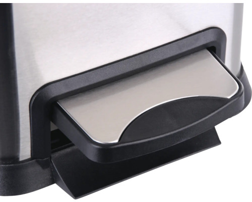 Gros plan de la pédale d''une poubelle à pédale en acier inoxydable.