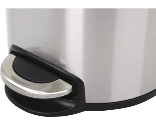 Gros plan d''une poubelle à pédale en métal avec pédale