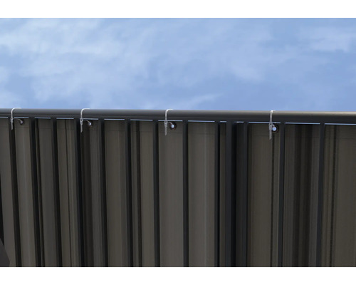 Tôle trapézoïdale avec support sur ciel bleu