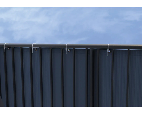 Gros plan d''un écran de confidentialité avec fixation sur le ciel