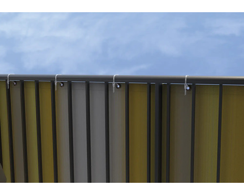 Bandes de confidentialité fixées à une clôture avec des serre-câbles.