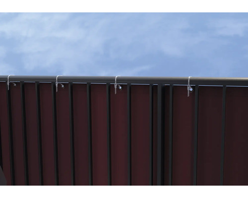 Vue détaillée d''un store à lamelles avec fixation au ciel