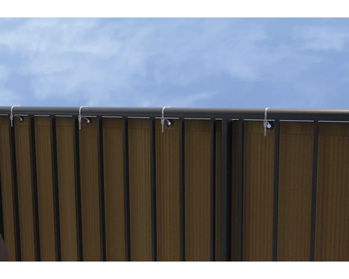 Vue détaillée d''un écran de confidentialité fixé à une structure métallique