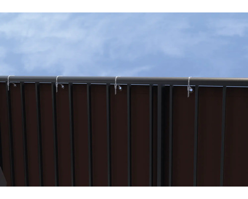 Vue détaillée d''un brise-vue marron avec cadre métallique et fixation