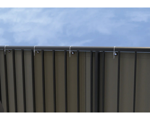 Paroi d''intimité avec fixation sur la balustrade devant un ciel bleu