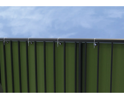 Vue détaillée d''un écran de confidentialité avec des lamelles vertes et des éléments de fixation