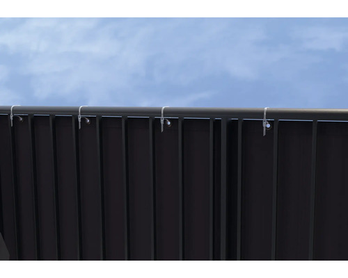 Vue détaillée d''une fixation de paroi de confidentialité avec le ciel en arrière-plan.