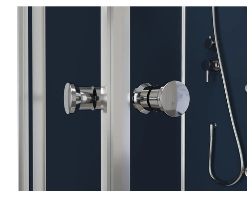 Gros plan d''une cabine de douche avec poignées, robinetterie et flexible de douche.